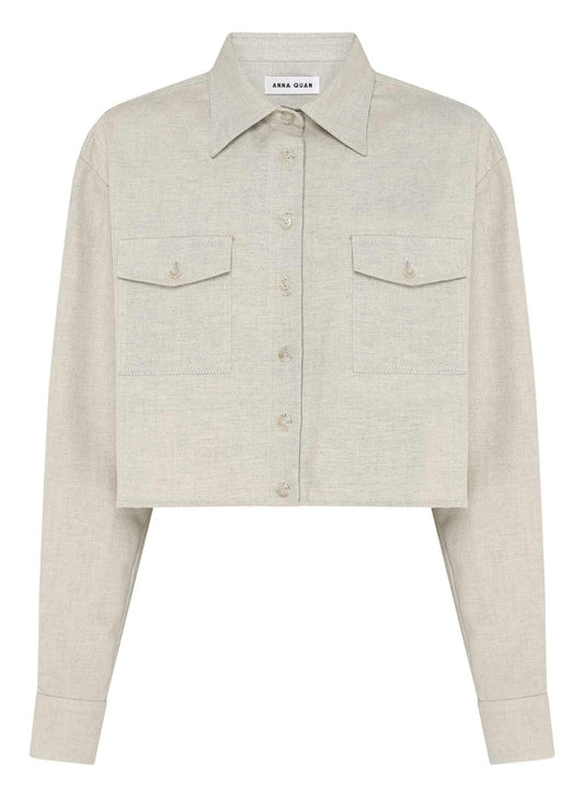 ANNA QUAN Ryan Shirt in cloud linen. Relaxed fit, cropped length, two patch pockets, and functional buttons. Ideal for a stylish spring day look. Linen shirts, everyday linen shirts, oversized shirt. 