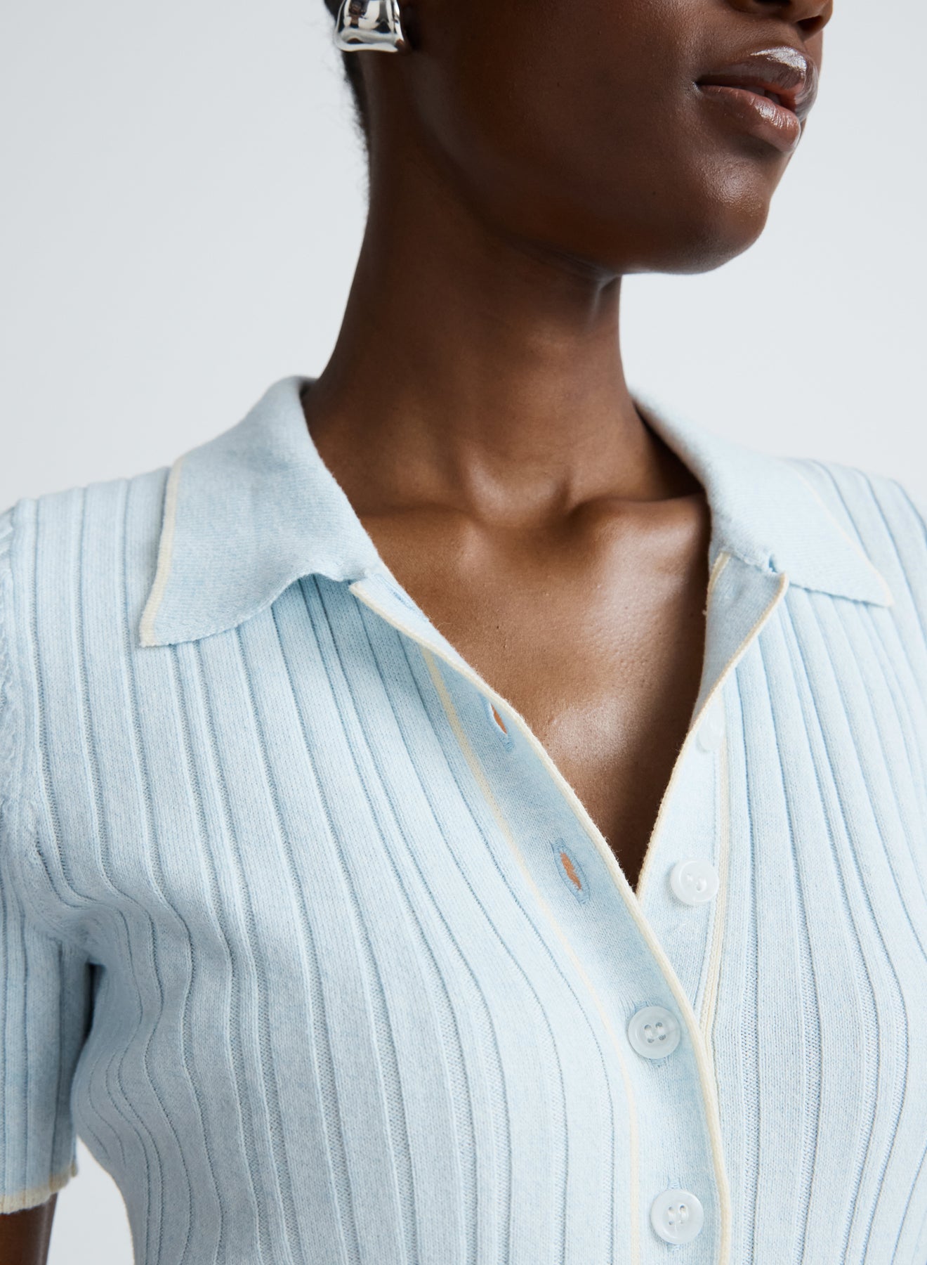 AVI TOP (GLACIER W/ SILENCE TRIM)