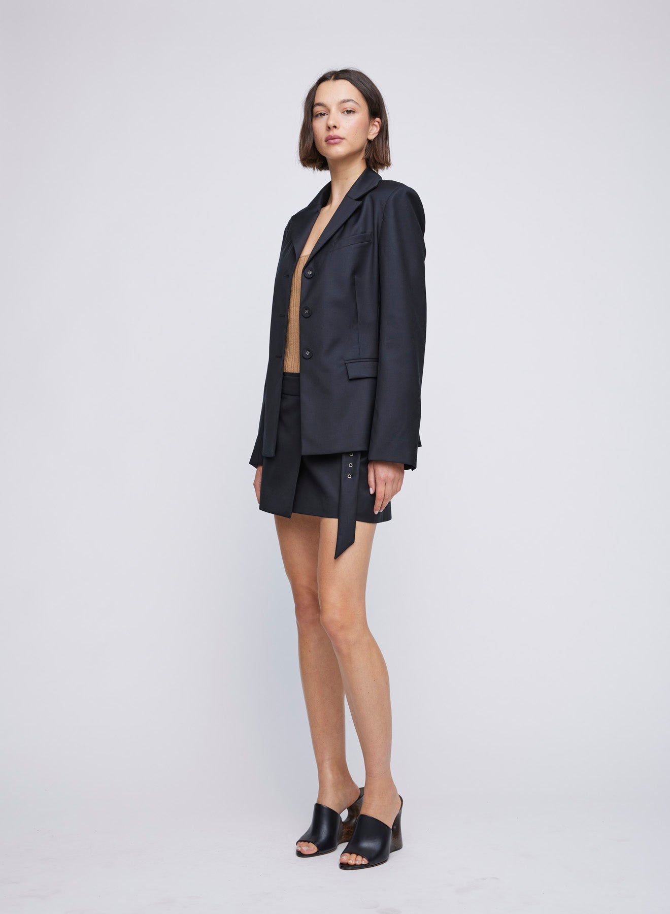 ANNA QUAN Serena Blazer in lightweight wool. Fitted silhouette, single-breasted, two functional pockets. Ideal for a polished tailored look. Work blazer, Blazers, wool blazers, tailored work blazer, cropped blazer. 