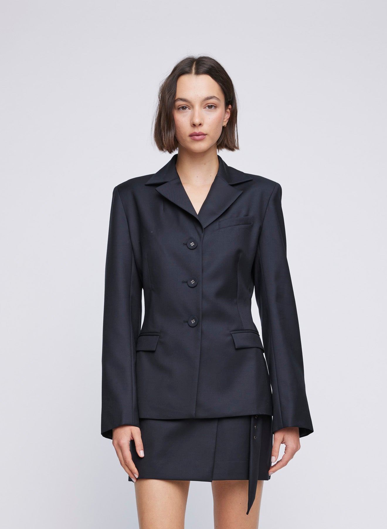 ANNA QUAN Serena Blazer in lightweight wool. Fitted silhouette, single-breasted, two functional pockets. Ideal for a polished tailored look. Work blazer, Blazers, wool blazers, tailored work blazer, cropped blazer. 