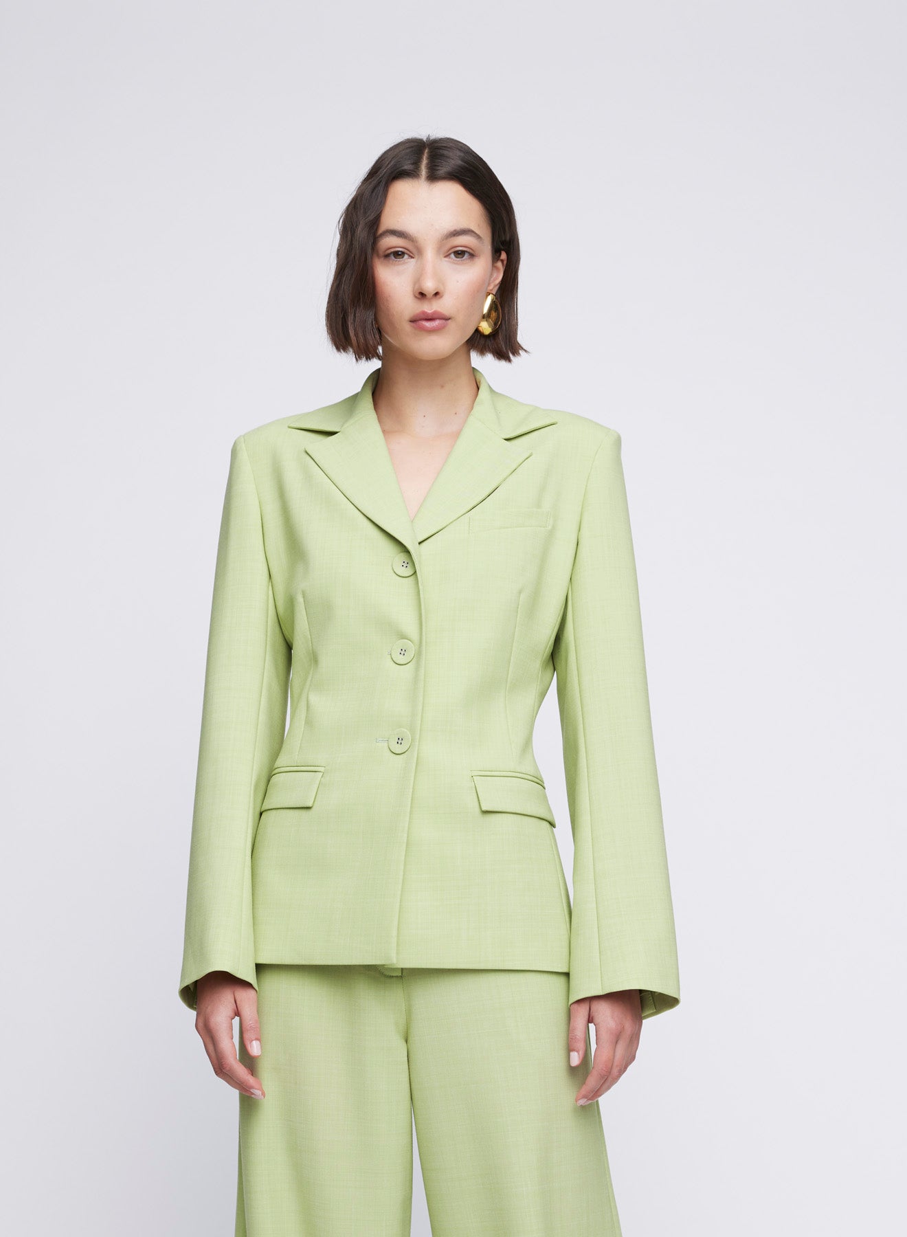 ANNA QUAN Serena Blazer in lightweight wool. Fitted silhouette, single-breasted, two functional pockets. Ideal for a polished tailored look. Work blazer, Blazers, wool blazers, tailored work blazer, cropped blazer. 