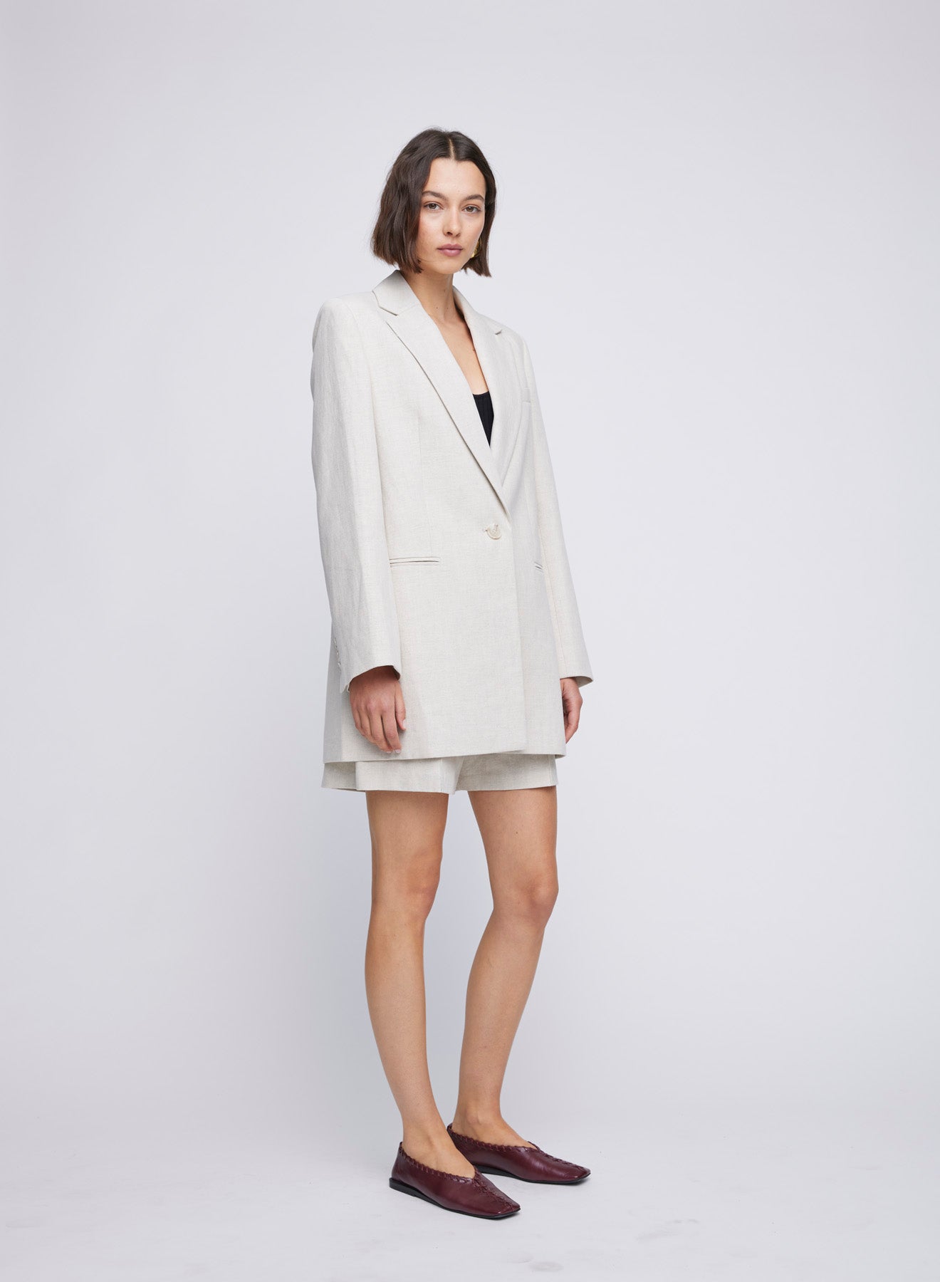 Oversized Blazer featuring a sleek notch collar. This classic piece combines comfort with fashion, perfect for any occasion. Elevate your look effortlessly with this versatile and on-trend oversized blazer. Linen blazer, linen oversized blazer, oversized blazer, relaxed tailored blazer, relaxed workwear, everyday workwear, everyday blazer.