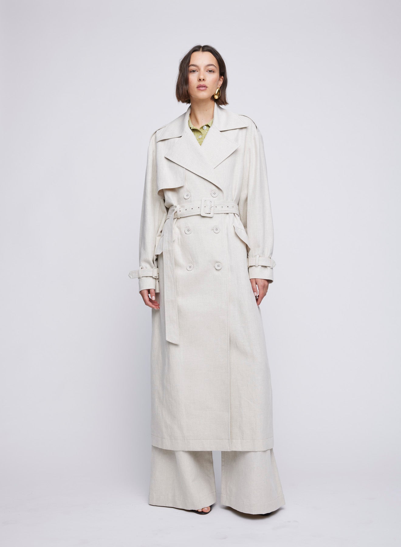 ANNA QUAN Wesley Trench Coat in sleek cloud material. Double-breasted, front zip closure, adjustable cuffs, detachable belt. Ideal for a classic and versatile outerwear look.