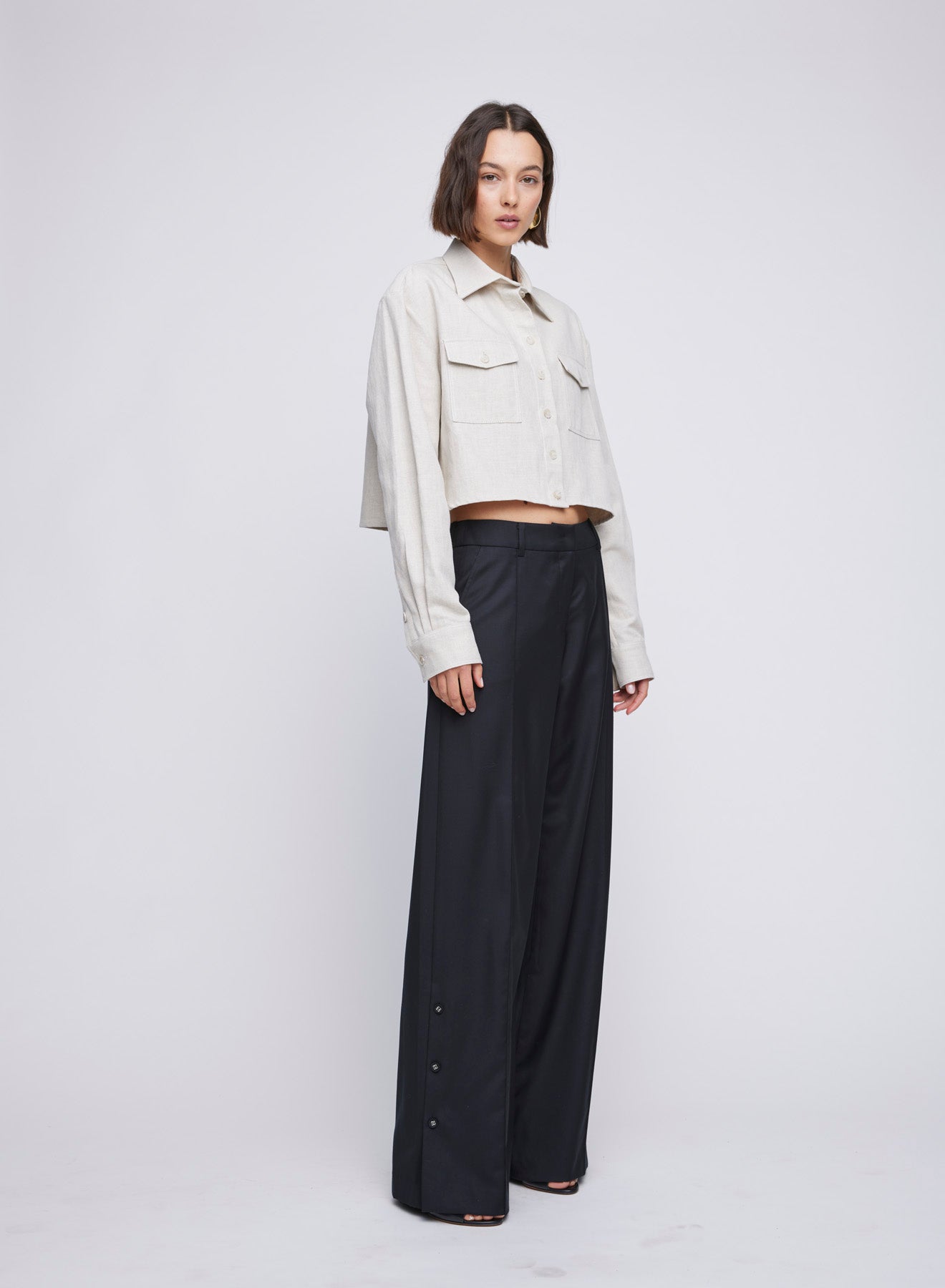 ANNA QUAN Ryan Shirt in cloud linen. Relaxed fit, cropped length, two patch pockets, and functional buttons. Ideal for a stylish spring day look. Linen shirts, everyday linen shirts, oversized shirt. 