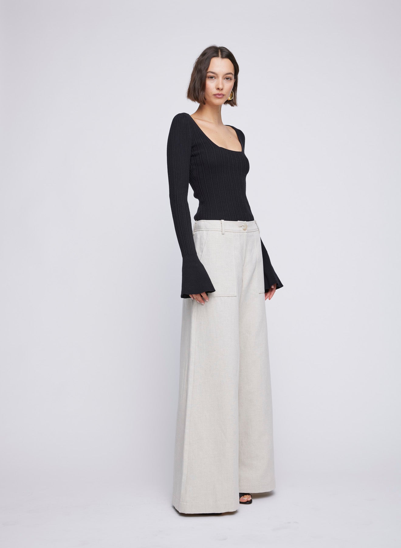 ANNA QUAN Sloane Pants in canvas cloud material. Wide-leg fit, mid-rise, front button and zip closure. Ideal for a timeless and versatile look.
