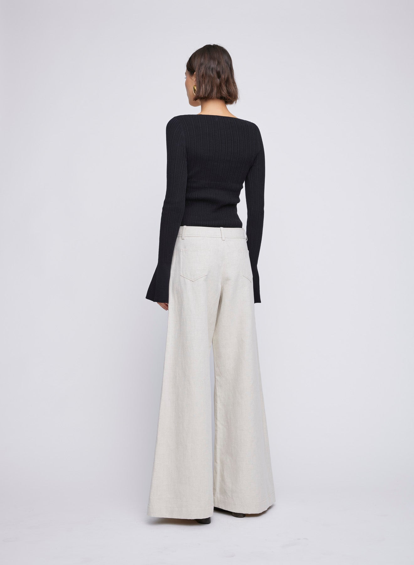 ANNA QUAN Sloane Pants in canvas cloud material. Wide-leg fit, mid-rise, front button and zip closure. Ideal for a timeless and versatile look.