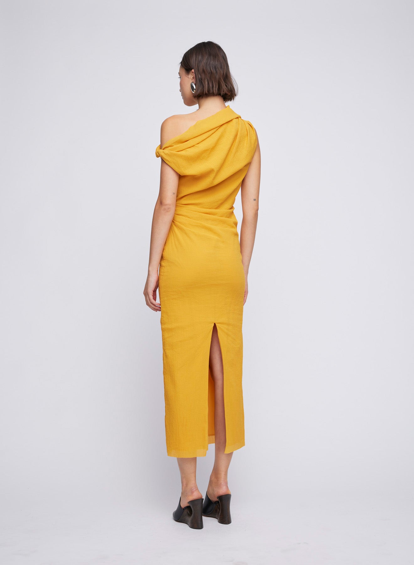 ANNA QUAN Off-Shoulder Crinkle Midi Dress, a versatile and timeless addition to your wardrobe. Discover all new dresses for any event or special occasion. Bright dress, bright midi-dress, orange midi-dress, orange event dress, wedding guest dress, formal dress.